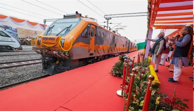 पीएम मोदी ने अयोध्या धाम स्टेशन का किया उद्घाटन, 2 अमृत भारत और 6 वंदे भारत ट्रेनों को दिखाई हरी झंडी