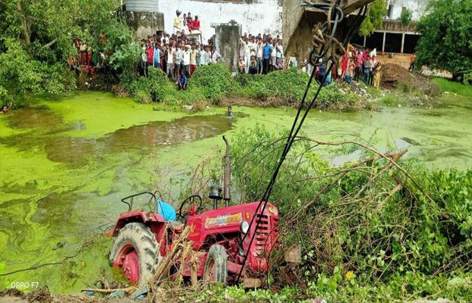 यूपी में दर्दनाक हादसा, गंगा स्नान करने जा रहे श्रद्धालुओं से भरी ट्रैक्टर ट्रॉली तालाब में गिरी, 15 लोगों की मौत