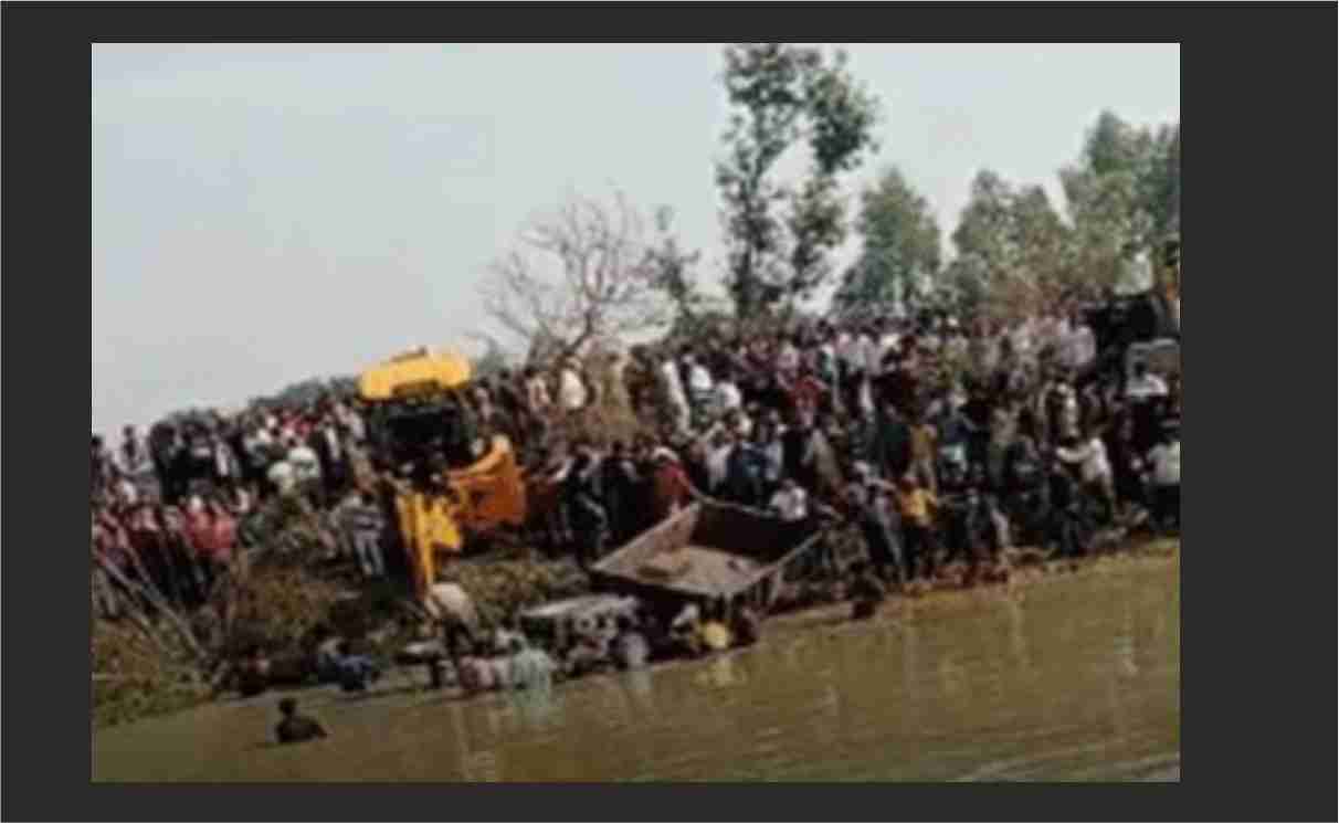 यूपी में दर्दनाक हादसा, गंगा स्नान करने जा रहे श्रद्धालुओं से भरी ट्रैक्टर ट्रॉली तालाब में गिरी, 15 लोगों की मौत