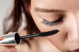Effective Tips for Removing Excess Mascara from Your Eyelids