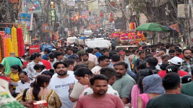 त्योहारी भीड़: बेहतर भीड़ प्रबंधन की चुनौतियाँ