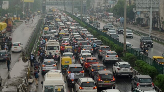 नोएडा यातायात प्रतिबंध: शहर की सड़कों पर नया नियम