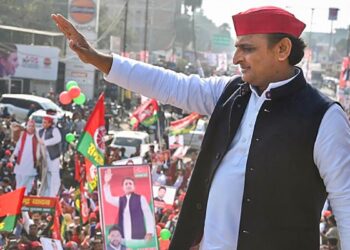 Akhilesh Yadav in Azamgarh: 'सरकार खुद मान रही है छेड़छाड़ हुई', चढ़ावा चोरी पर सपा प्रमुख का सीधा वार