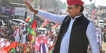 Akhilesh Yadav in Azamgarh: 'सरकार खुद मान रही है छेड़छाड़ हुई', चढ़ावा चोरी पर सपा प्रमुख का सीधा वार