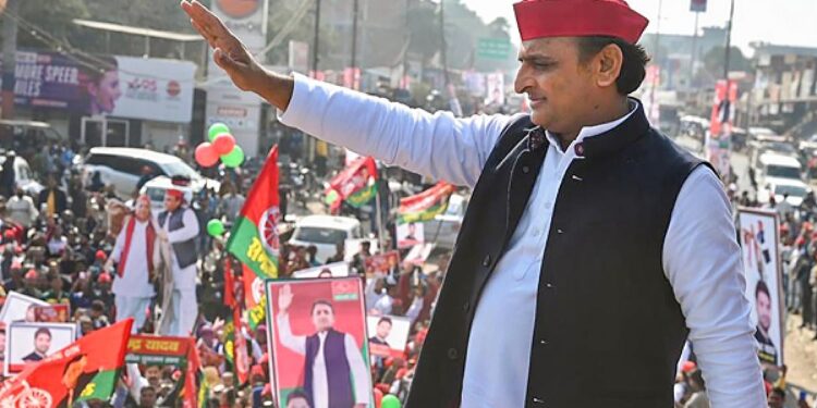 Akhilesh Yadav in Azamgarh: 'सरकार खुद मान रही है छेड़छाड़ हुई', चढ़ावा चोरी पर सपा प्रमुख का सीधा वार