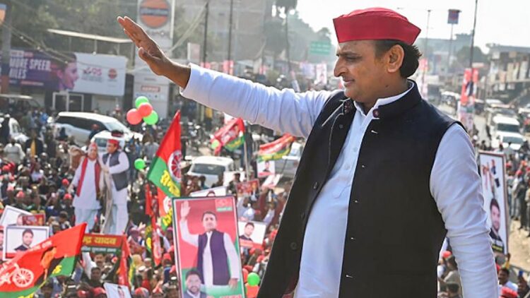 Akhilesh Yadav in Azamgarh: 'सरकार खुद मान रही है छेड़छाड़ हुई', चढ़ावा चोरी पर सपा प्रमुख का सीधा वार